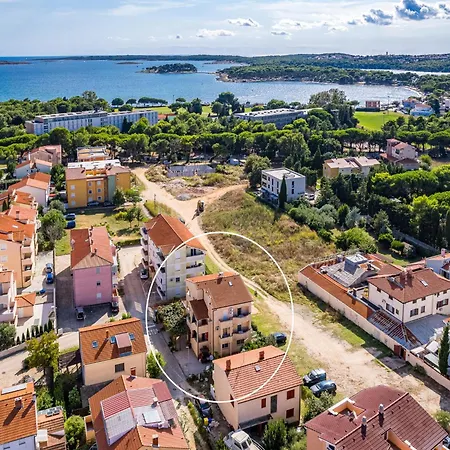 Апартаменты Near Pula With Sea View Balcony *